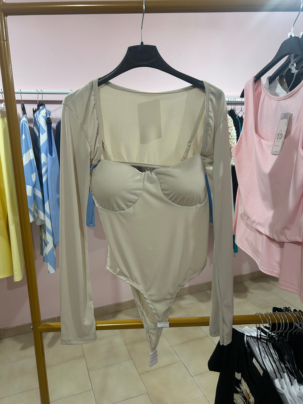 Top beige con coprispalle