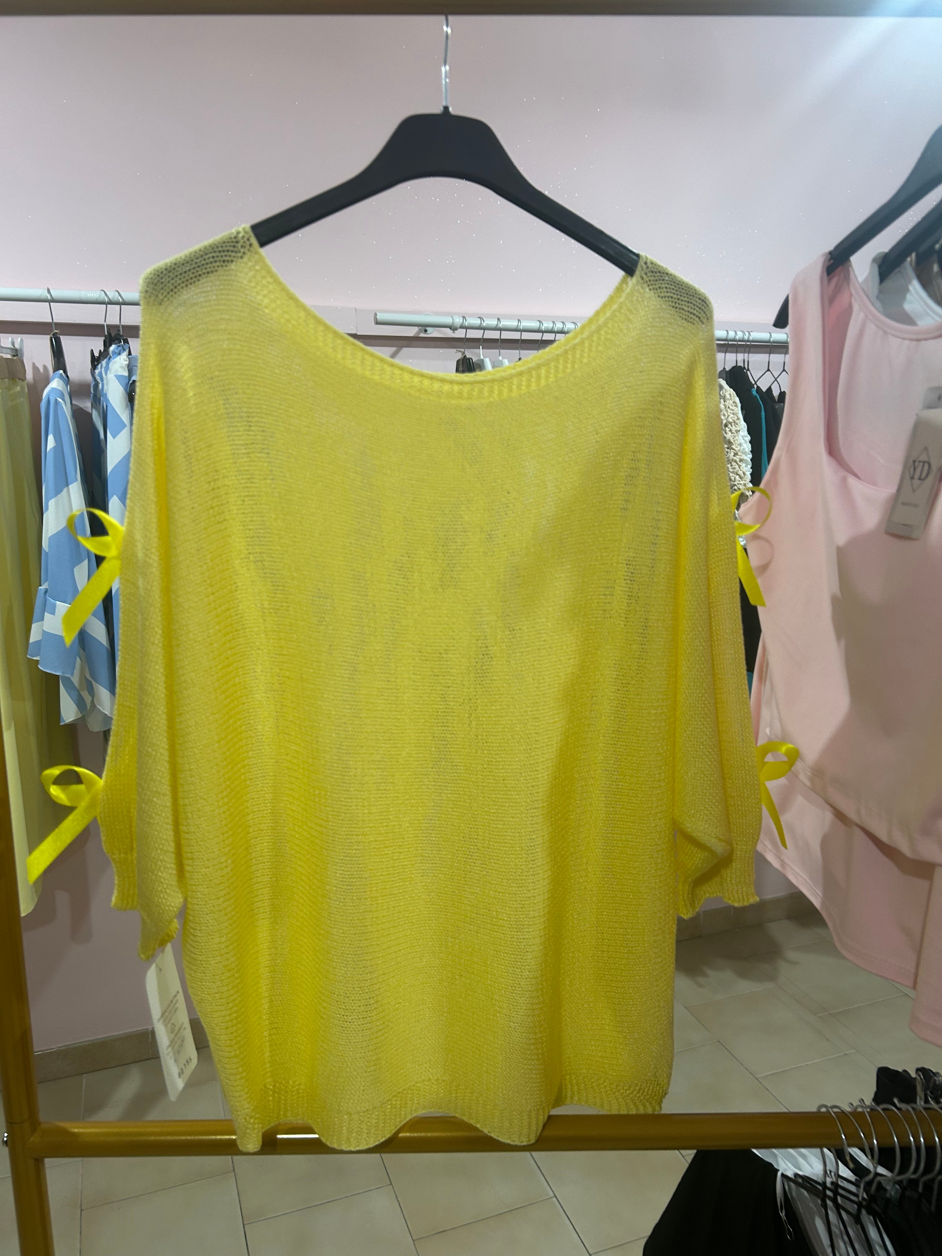 Maglia gialla con fiocchi