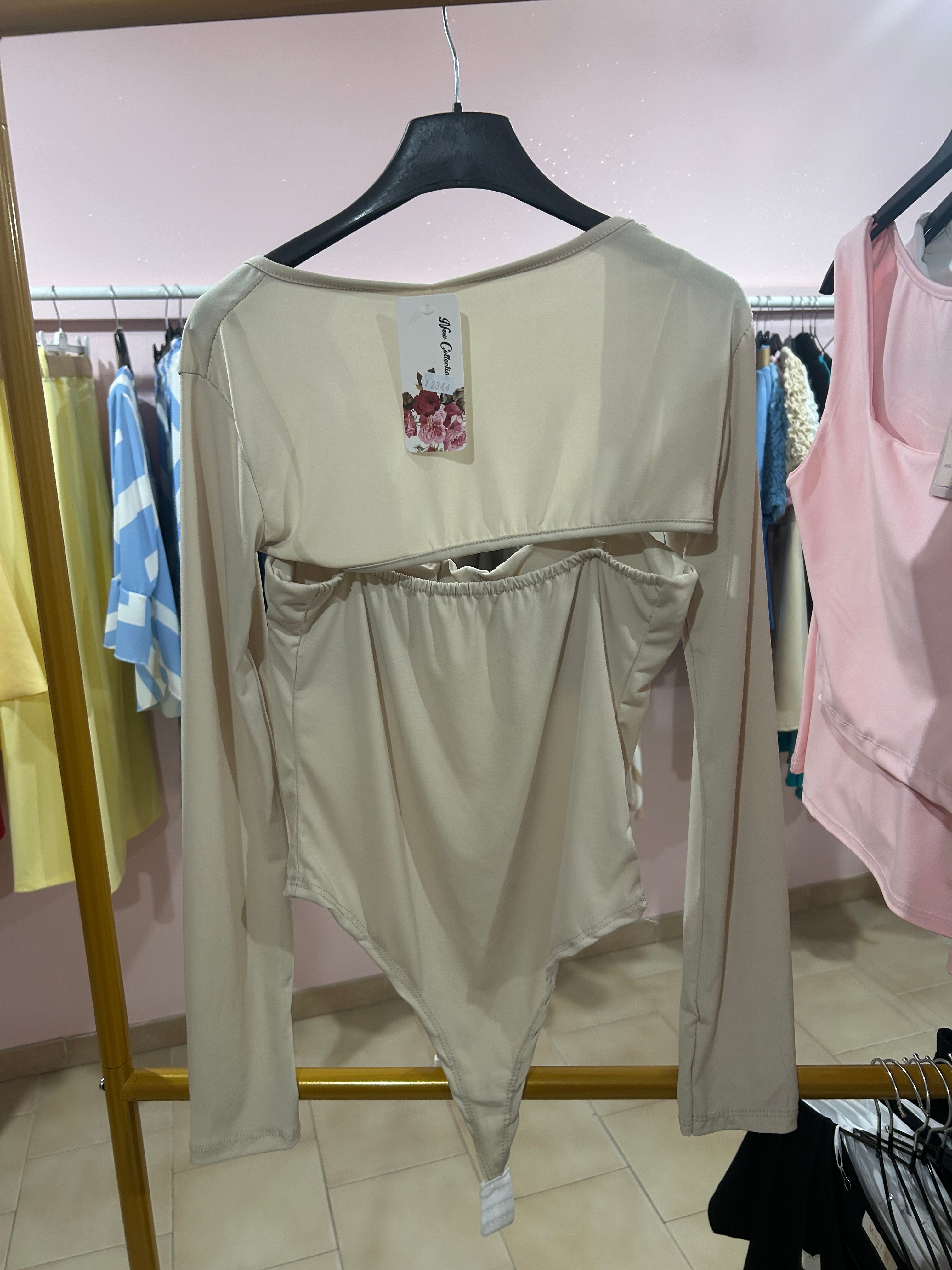 Top beige con coprispalle